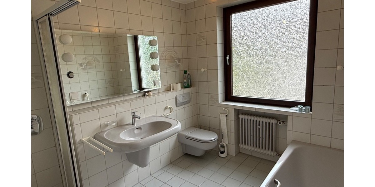 Vollbad mit Dusche und Fenster