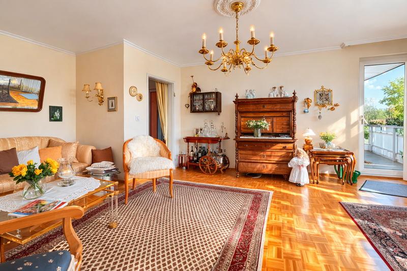 Wohnzimmer mit Zugang zur Sonnenloggia